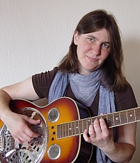 Hier spiele ich auf einer Resonator-Gitarre Hier spiele ich auf einer Resonator-Gitarre